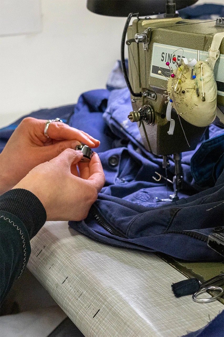 Personnel de l'EA à l'atelier couture sur sa machine à coudre